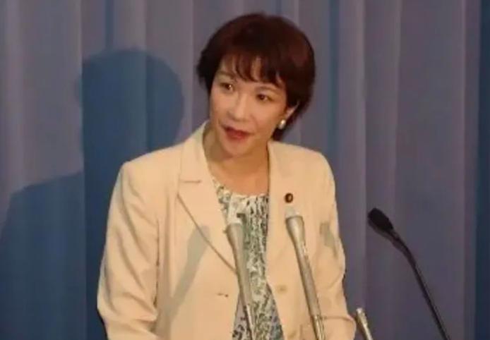 谁能想到，日本那位号称“铁腕改革”的女首相高市早苗，居然被一本八卦杂志捶得满地找
