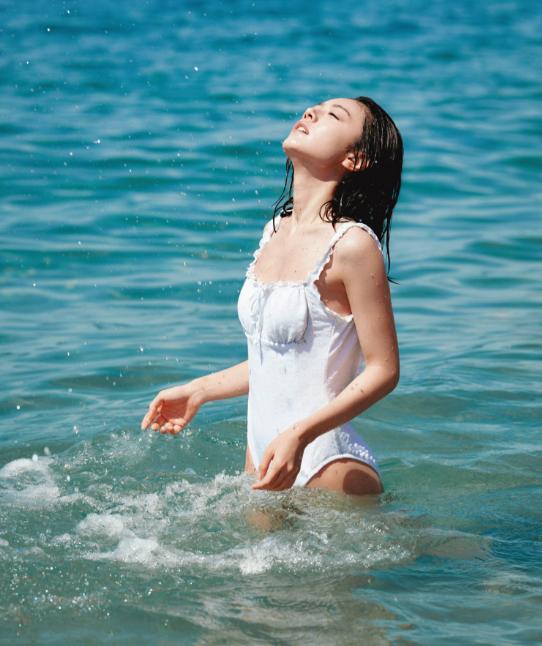 泳衣穿出了纸尿裤的既视感，赵今麦这个赛道独一份了，本来脸就非常幼态，身材还是儿童