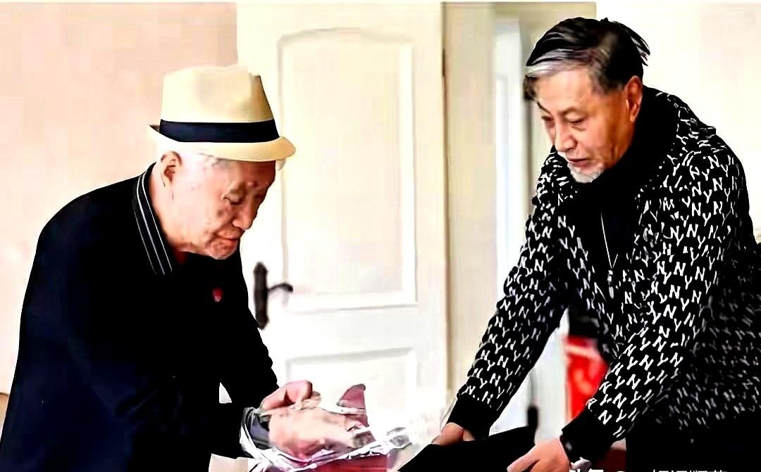 钱再多有什么用？牛老爷子一辈子在片场摸爬滚打给两个儿子在上海买下房产，老朋友站