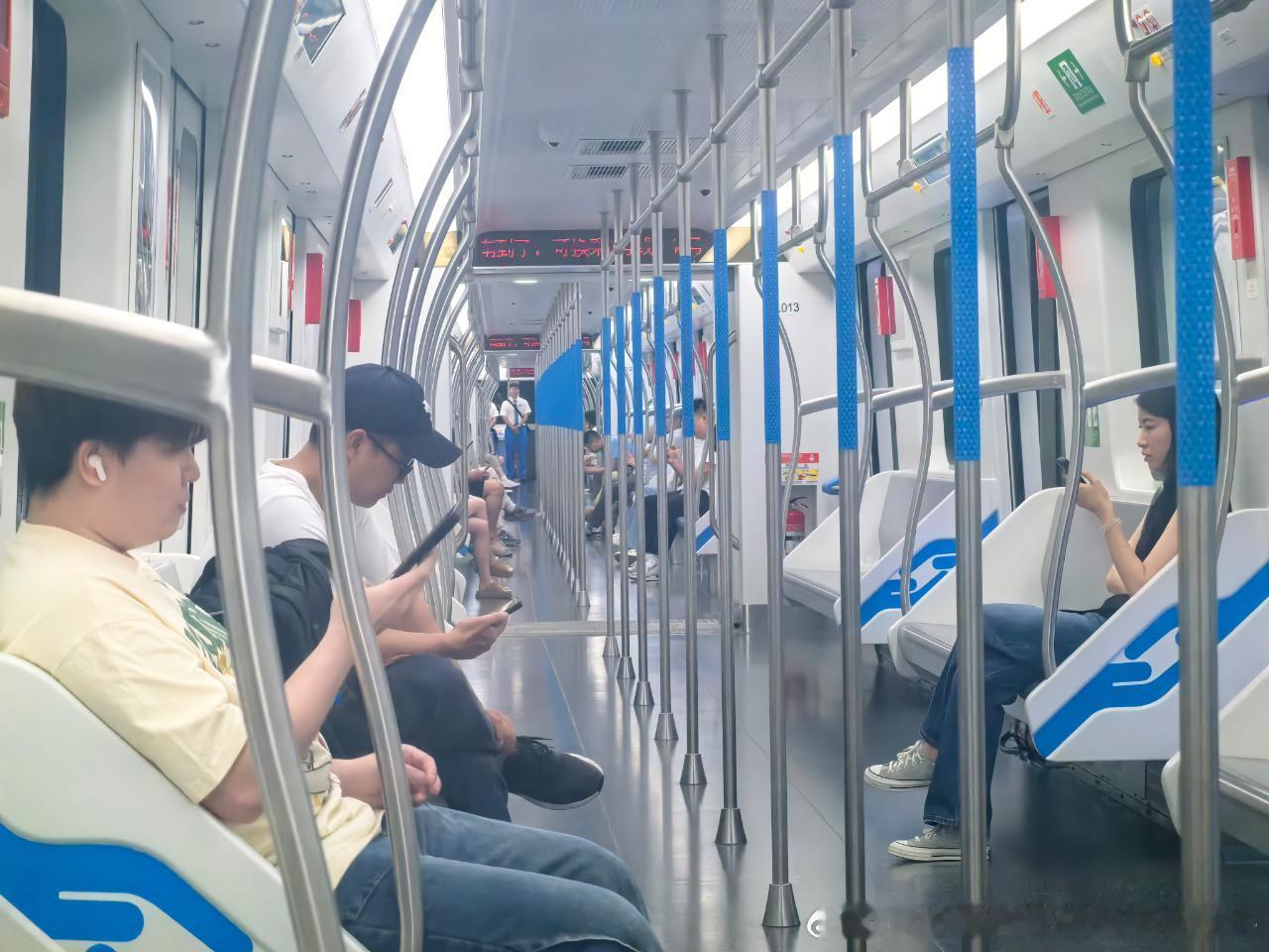 武汉地铁网友：2026-05-30，周六晚20：19，武汉地铁12号线国博中心南