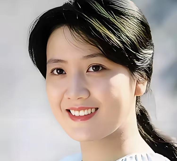 李秀明、朱琳（图二）都是上世纪八十年代的当红大明星，都属于知性、雅致的女演员。