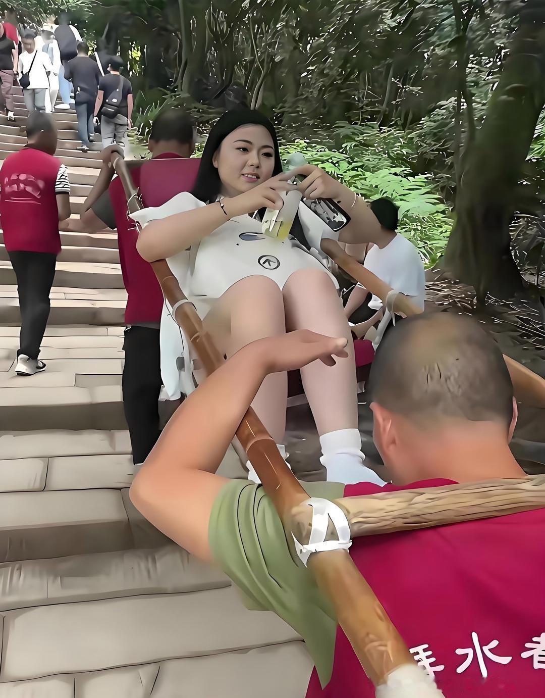 坐着的是为了不累，抬的是为了挣钱、为了生活！