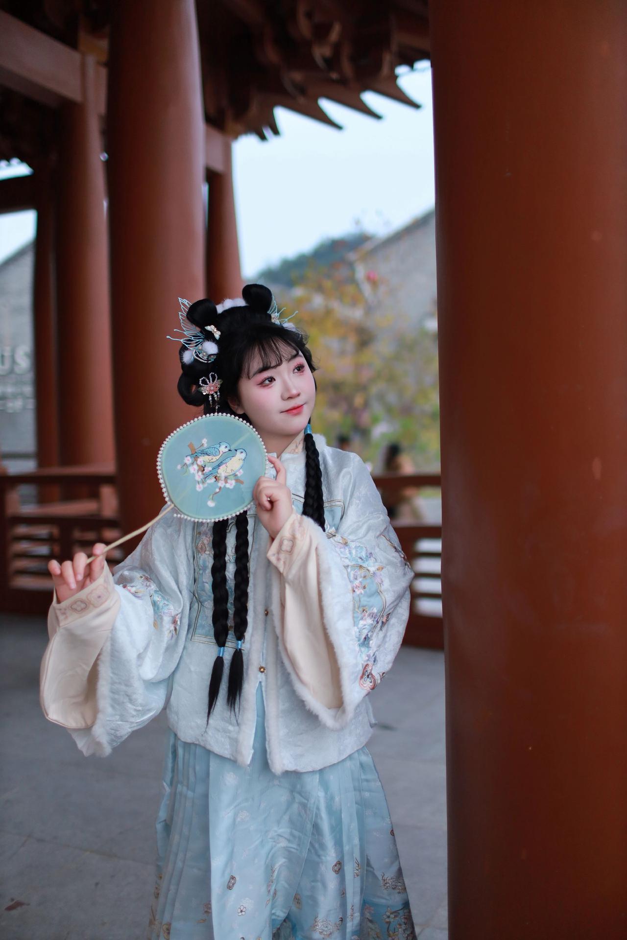 小美女，休息日来古镇打卡照。上了龙城阁随拍好几张。汉服之美在华夏古风美人古装