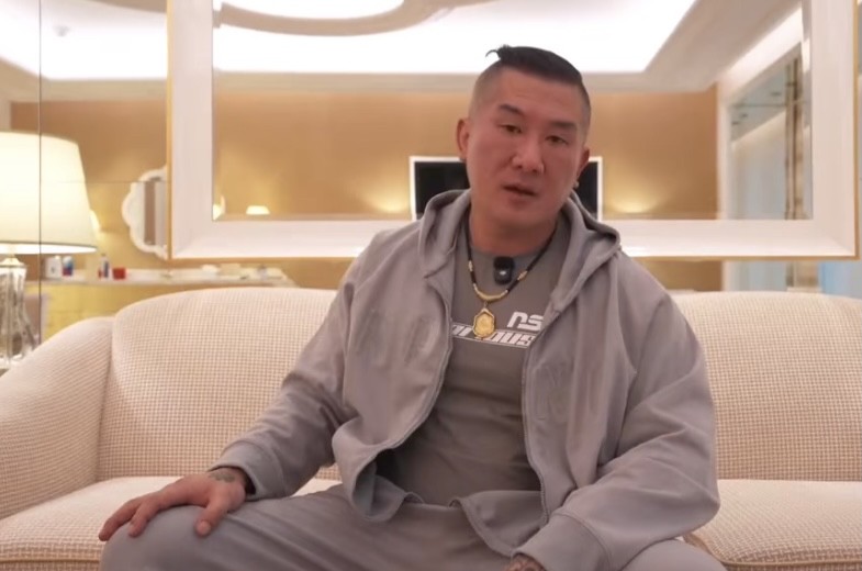 支持馆长，不支持馆长的，都沉默了！大家发现没？馆长已经上头了！现在的他仿佛有了