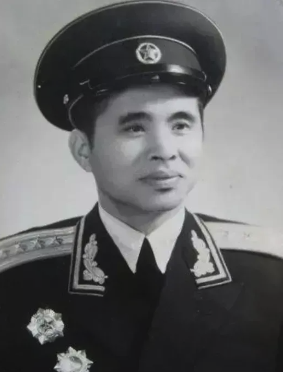 1941年，蒋天然率部驻扎在寺庙中，晚上，他听到方丈的房间中传来女子的娇嗔声，他