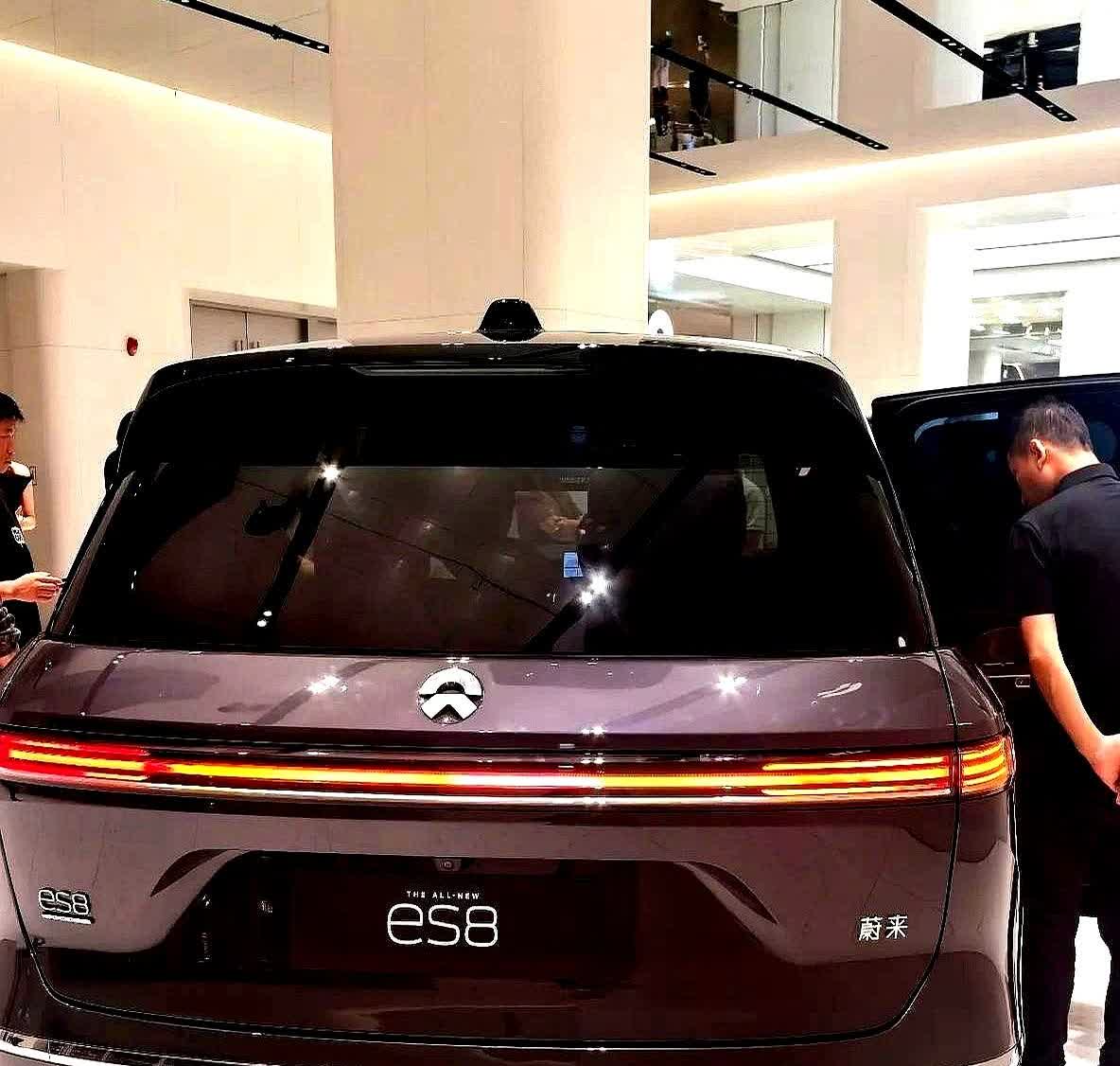 花五十万买蔚来ES8，开回家就被邻居问：这车和二十多万的L90差在哪？群