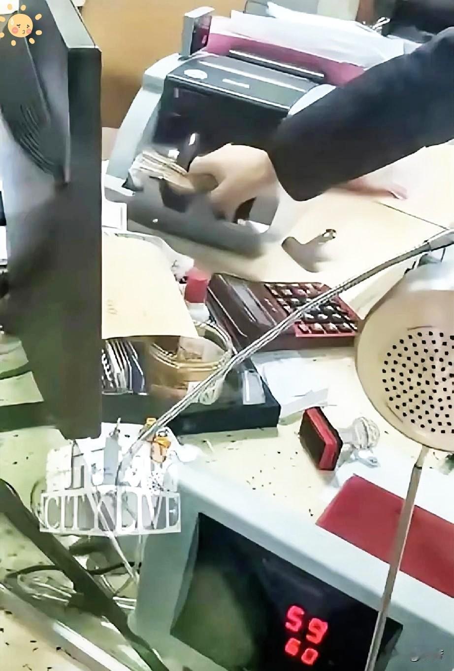 湖南娄底这事儿看得我头皮发麻为了区区5块💰银行柜员当着客户的面把掉出来的一