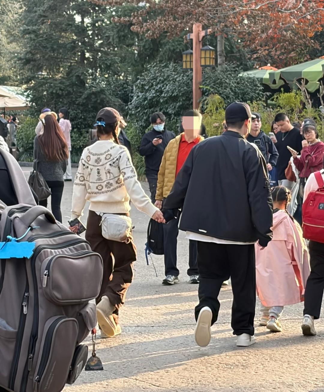 41岁张子萱扎小辫游迪士尼，被偶遇状态引热议：少女感还是装嫩？陈赫张子萱一家四
