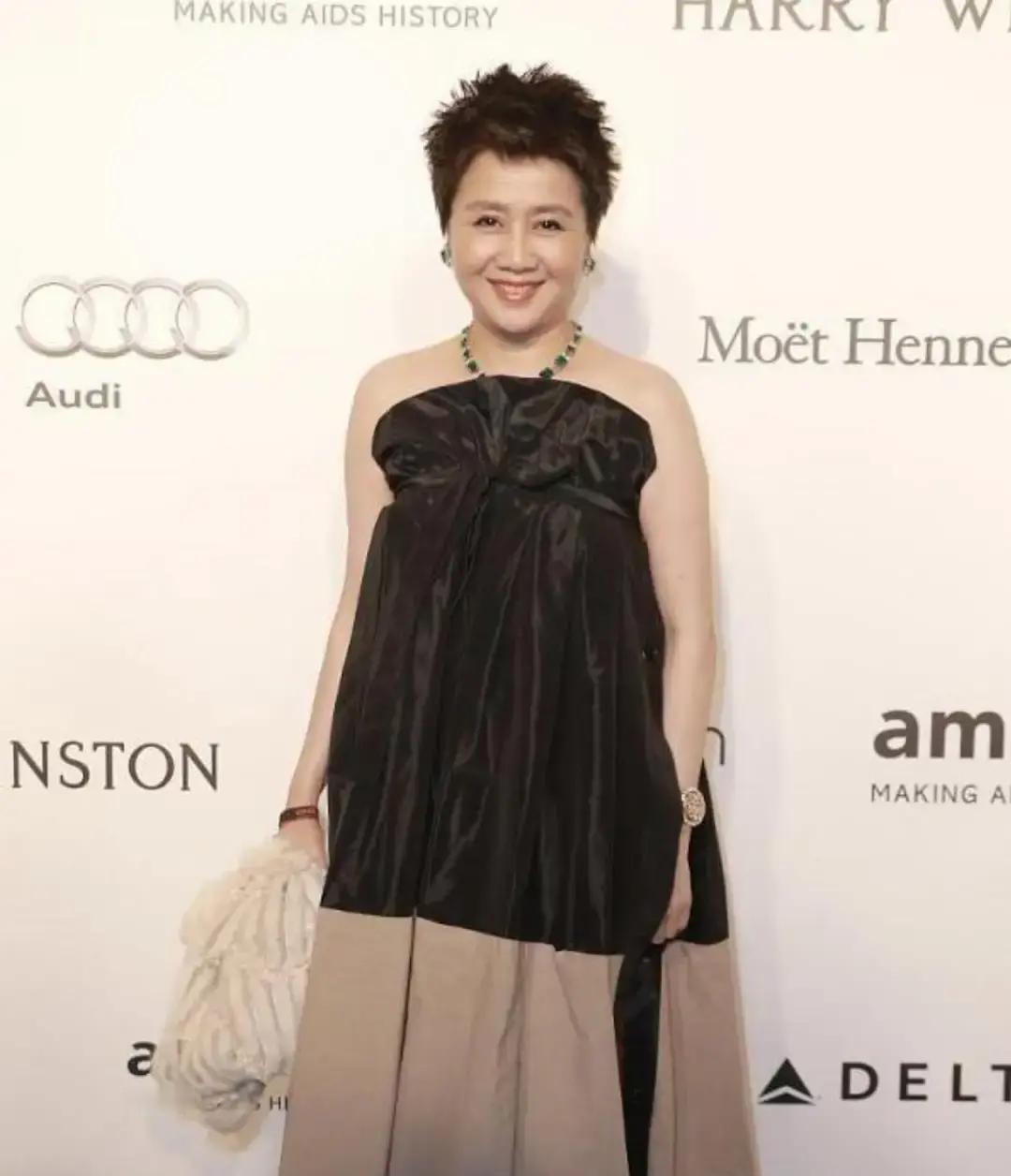 你见过最嚣张的人，是怎么认怂的？鲁豫在澳门坐车，被一辆奔驰剐蹭。司机下车就吼