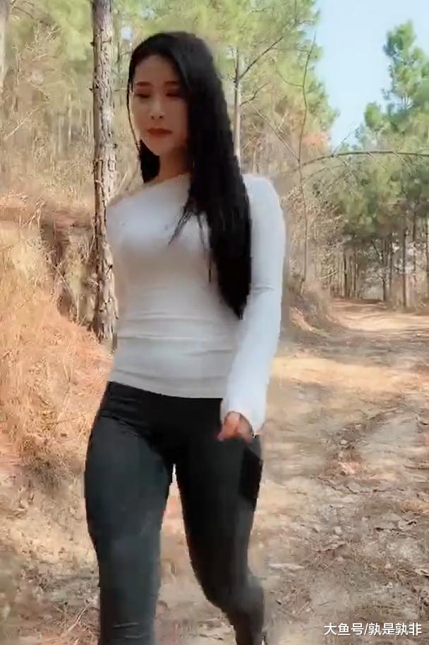 街拍:乡村小路上的时尚美女, 给人一种格格不入的美