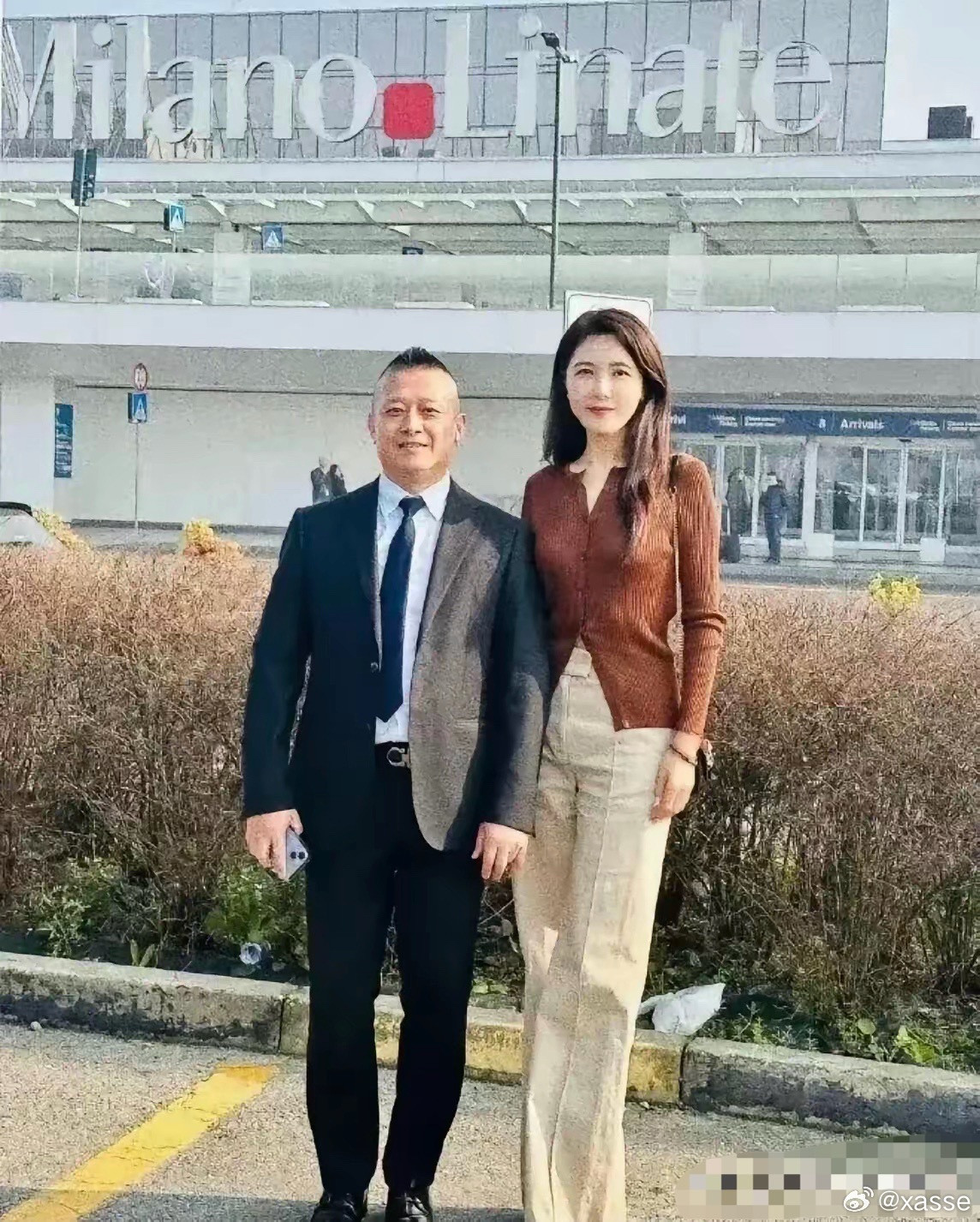 曾黎好美啊，完全看不出有50，她真的长得很年轻，皮肤白气色好，圆圆的苹果脸特别减