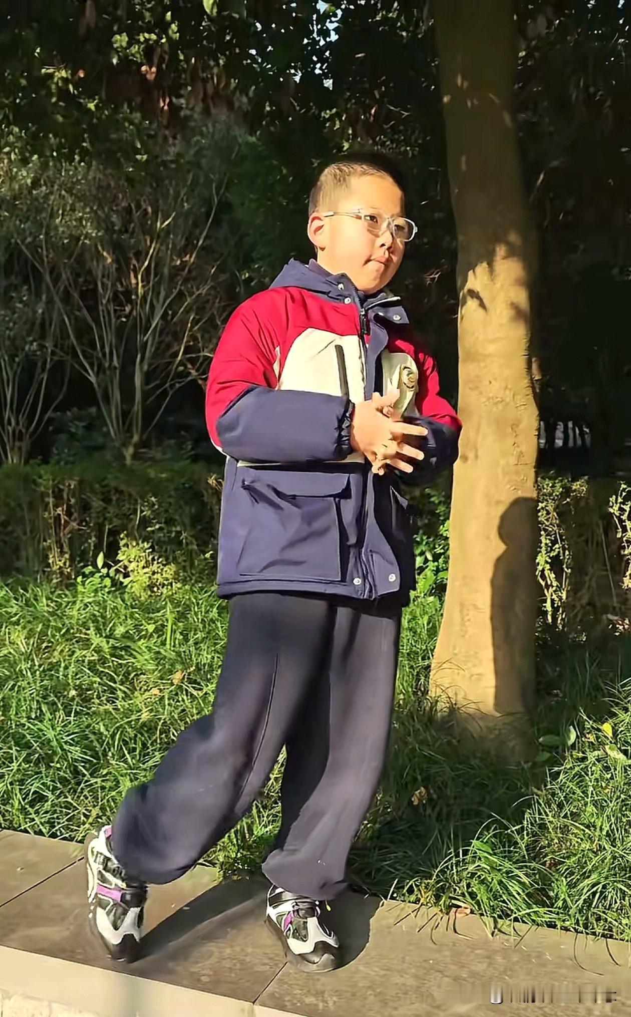 没想到这事还有后续，那个被妈妈逼着看宇辉推荐的书的小何同学，不止收到了车厘子，