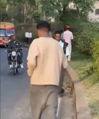 国外一男子在马路上拍搞笑段子视频。结果由于他走路不看车，一转身的功夫就被也迎面