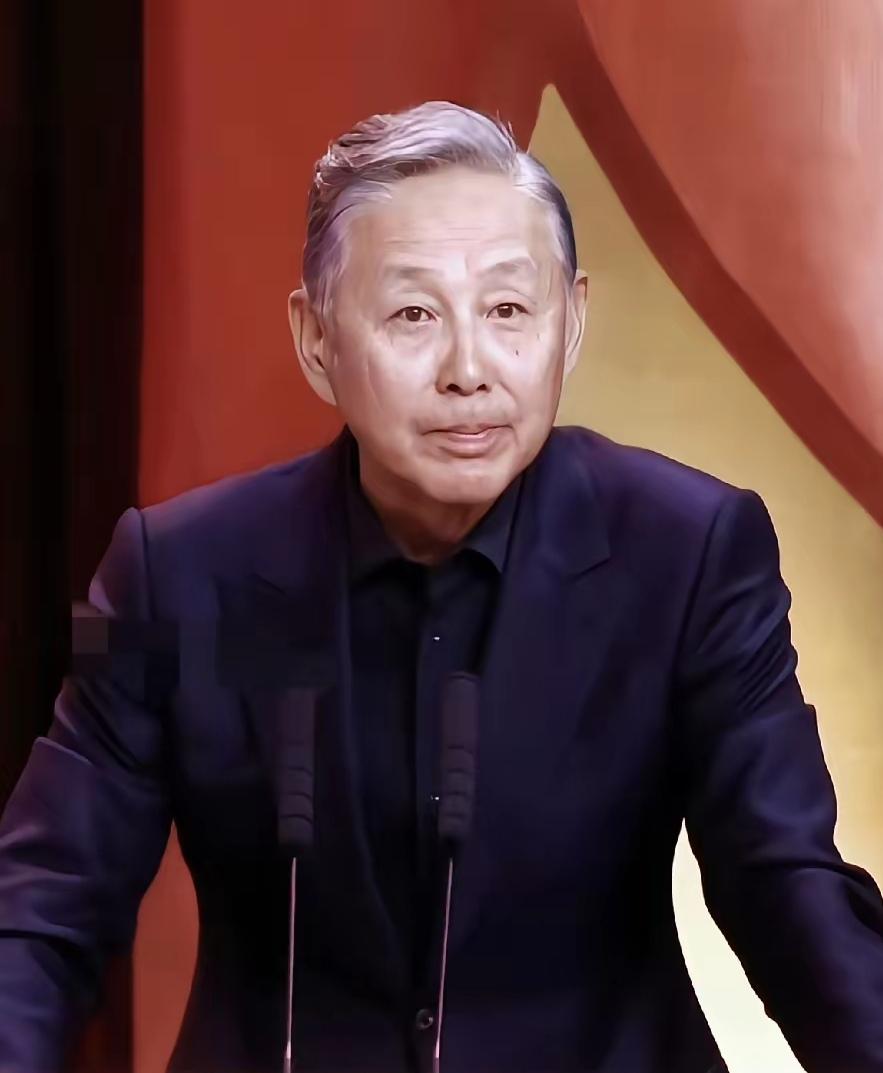 秦雯啊秦雯，你看你把陈道明伤得多惨，都有点老态龙钟了。金鸡奖上，他强撑着出席。他