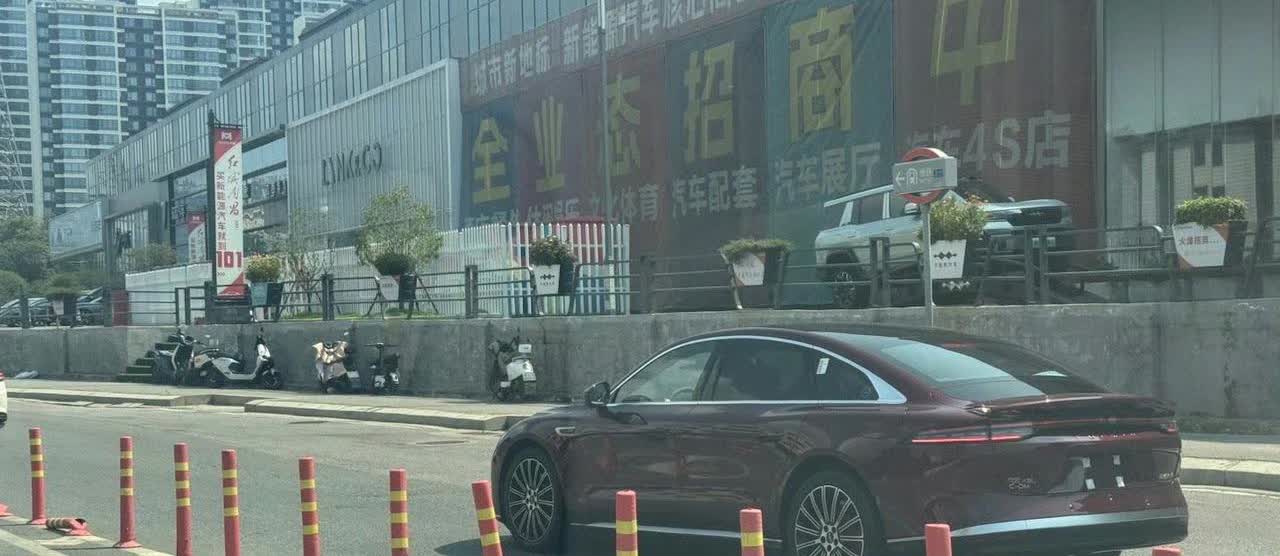 哈？风云A9L行驶起来的质感这么好看嘛刚开车，旁边车道来了一辆很豪华的车辆，