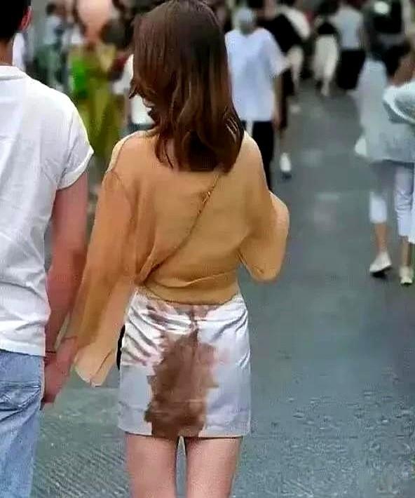你敢信吗巴黎世家这条“姨妈裙”售价人民币9.4万！！！这价格都能买辆