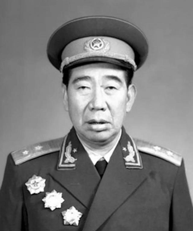 1955年，北京。大授衔前夕，一张评级登记表放在杨国夫面前。他拿起笔，思
