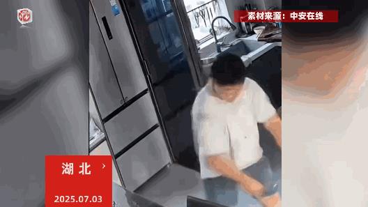 “这儿子不能要了！”7月3日，湖北，一位13岁的男孩在家里大吵大闹，把桌子上的碗