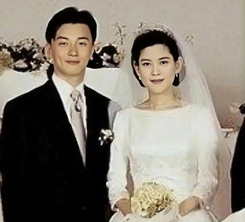 看了照片才发现，三星公主李富真年轻时也是以貌取人！这么一位大帅哥，还是保镖