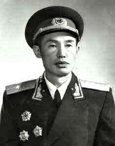 谢家祥（1914—2010），江西瑞金人，开国少将，曾任职54军政委（常被自媒体