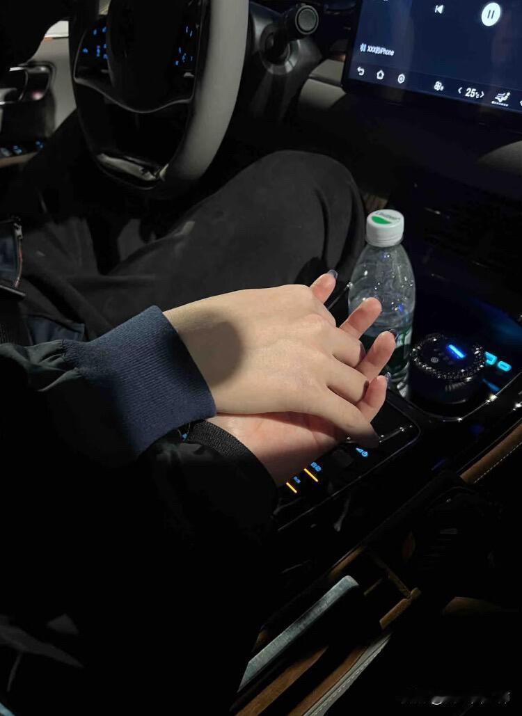 女孩子的结婚对象就是突然出现的我是在33周岁时遇到先生的，在一个随遇而安、遇不