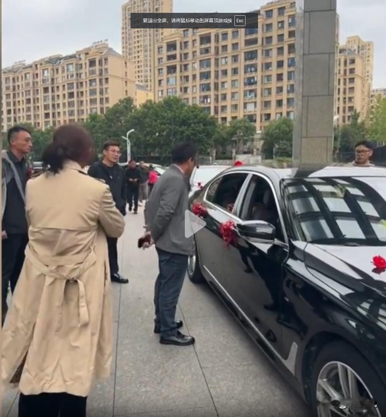 “出尔反尔！”江苏盐城，一对新人结婚，没想到，结婚当天大喜的日子，老丈人却拦在婚