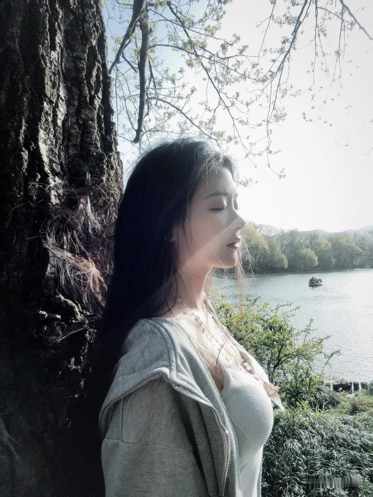 静谧湖畔，闭目养神，享受自然之美。