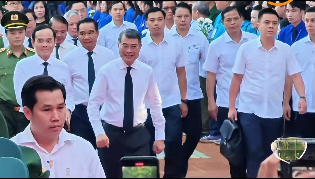 黎明兴、陈流光：越南最懂经济的两个青壮派同台亮相！10月14日，黎明兴与陈流