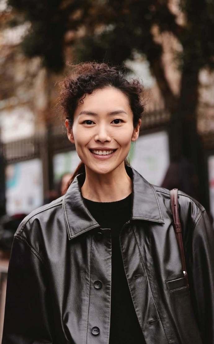 最近刘雯在参加时装周的时候搭配的很有型，看起来年轻又迷人，真的是太潇洒了。刘