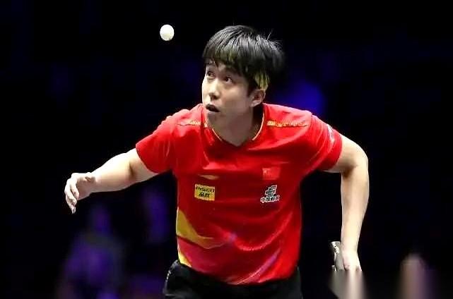 王楚钦对面站着的，是那个叫达科的哥们。国际赛场，五次碰面，达科一次没赢过。但他