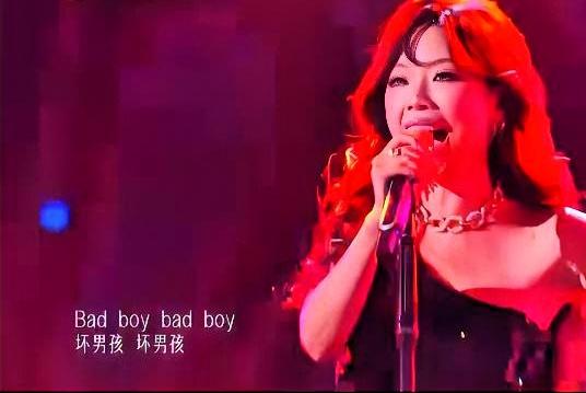 万妮达拿了第一。弹幕安静了。那个上一期被弹幕刷“太野太凶不够乖”的女人，今天