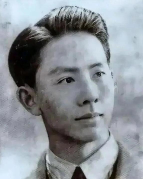 1948年，一位共产党员被捕，为了保命，他主动交代了一份12人的名单。特务们大喜