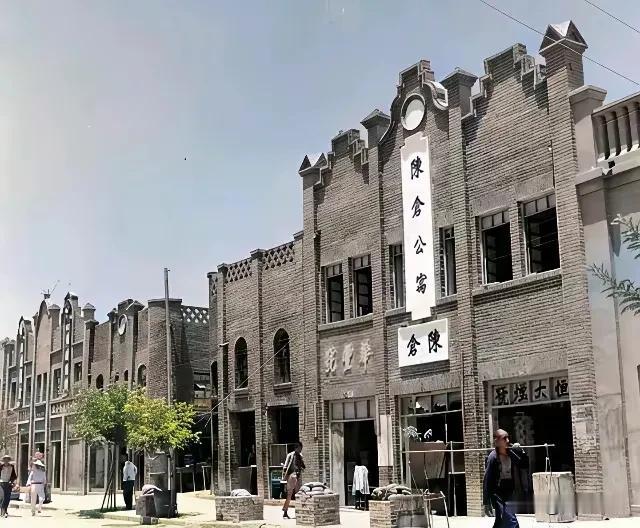 这是上世纪四十年代宝鸡街头老照片。没想到恒大居然还是百年老字号