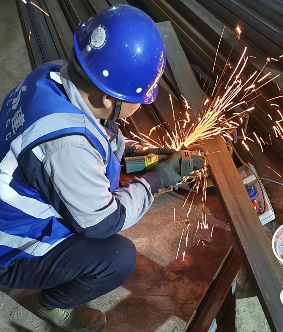 49岁，焊花照不亮养老账户，却照出“50岁清退”倒计时。别急着叹老，政策先递梯