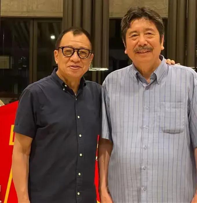 望平安！76岁许绍雄被爆病危，众星赴医院探望10月27日，据港媒报道，76岁老