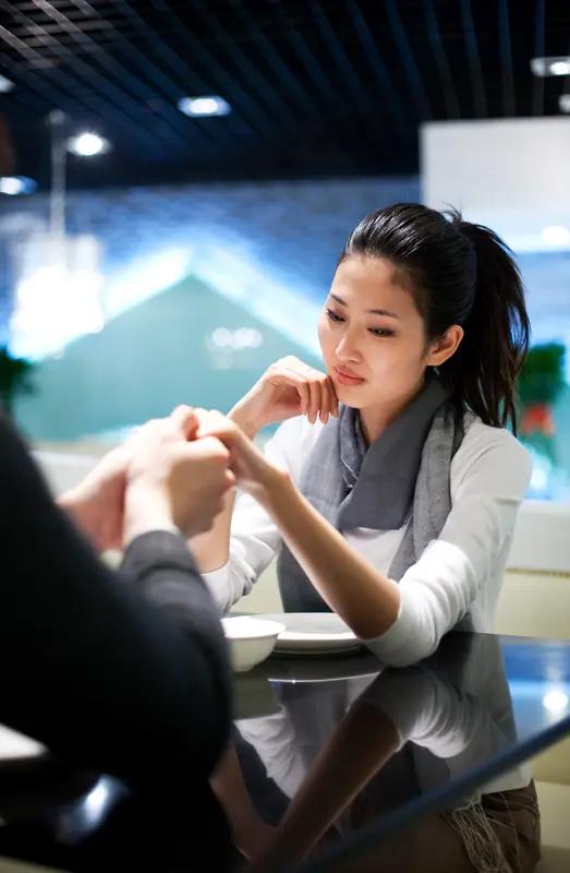 朋友前天相亲，请女方吃饭花了240元。回到家，女方来信息说两个人不合适。朋友感到