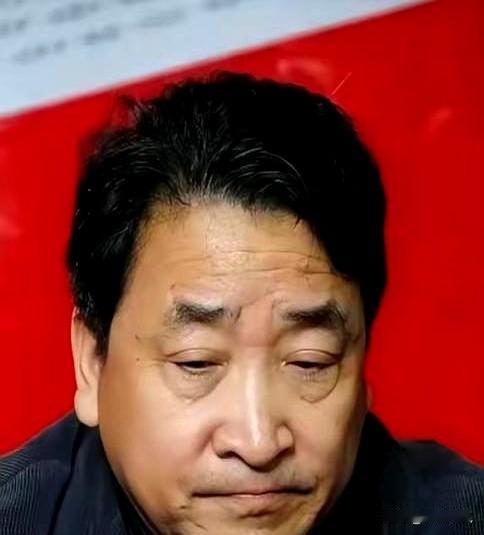 姜珊，1979年4月出生于北京，是著名相声演员姜昆与妻子李静民的独生女。她自幼便
