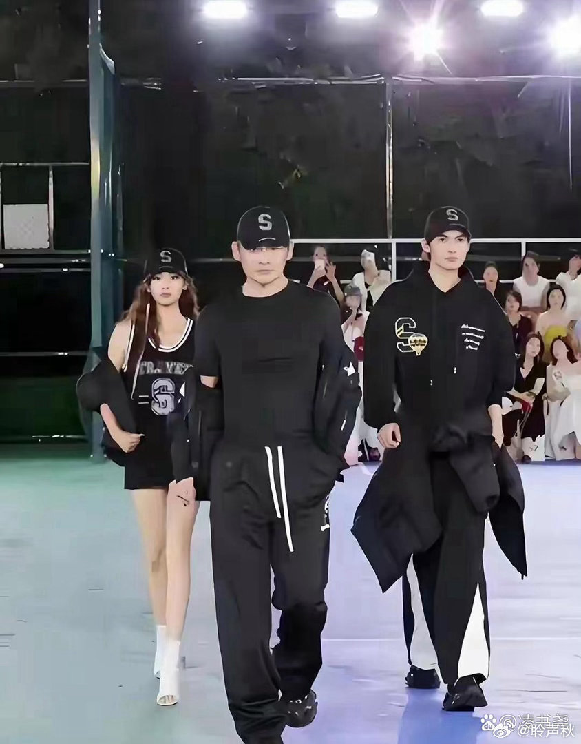景岗山‎带着儿子和女儿一起走秀，⁠⁠‏这一家子颜⁠值太‏⁠能打‎了