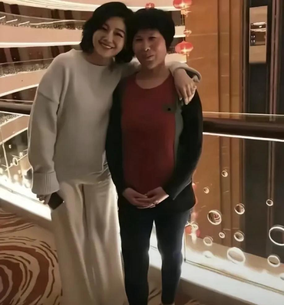 那张照片里，两个女人头挨着头，笑得毫无芥蒂。一个是大明星，一个是家里的保姆。