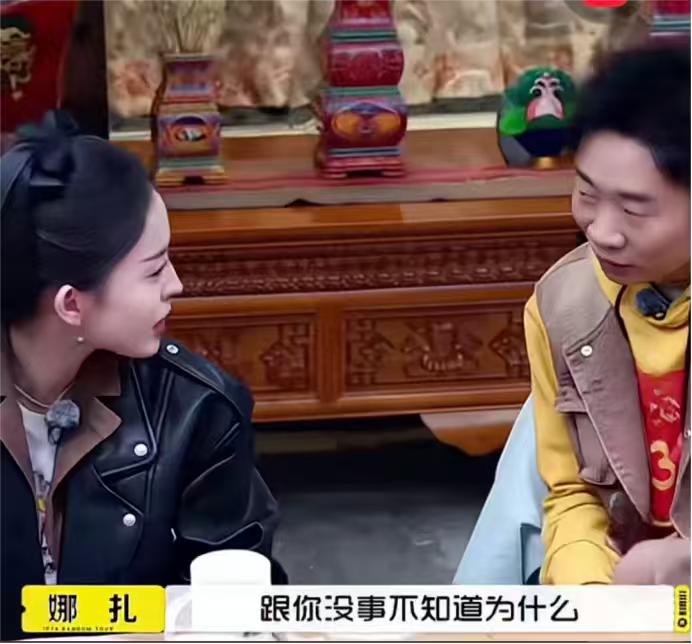 古力娜扎：“我不太会对视，我跟人对视就……跟你没事，不知道为什么。”杨迪：“