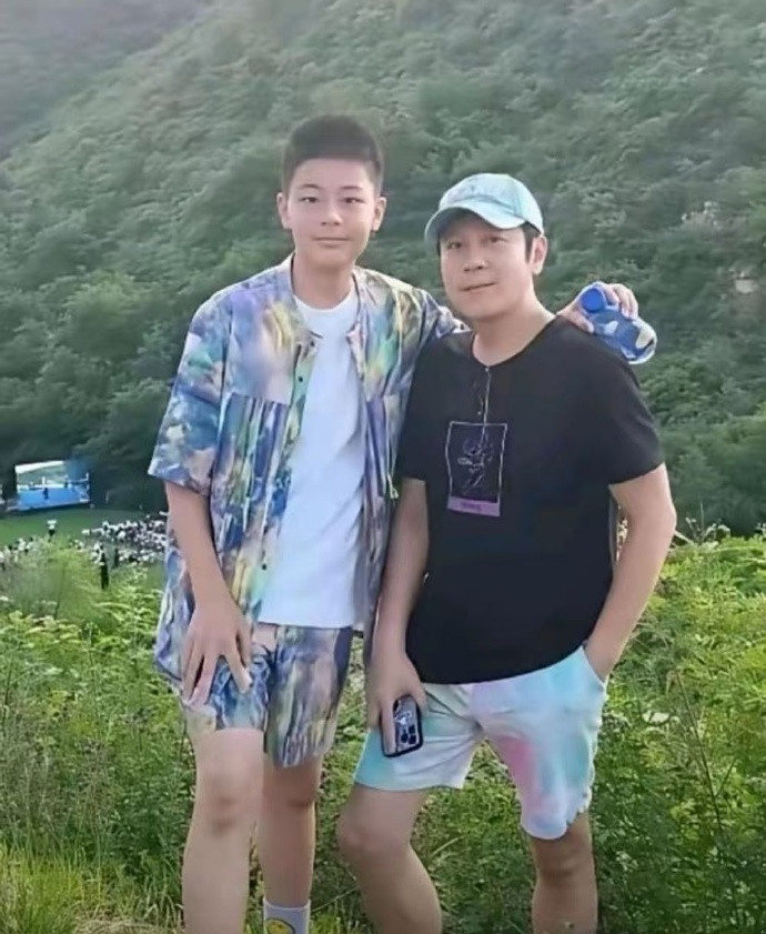 蔡国庆的大儿子1米8多了，但小儿子长得更帅气。​​​