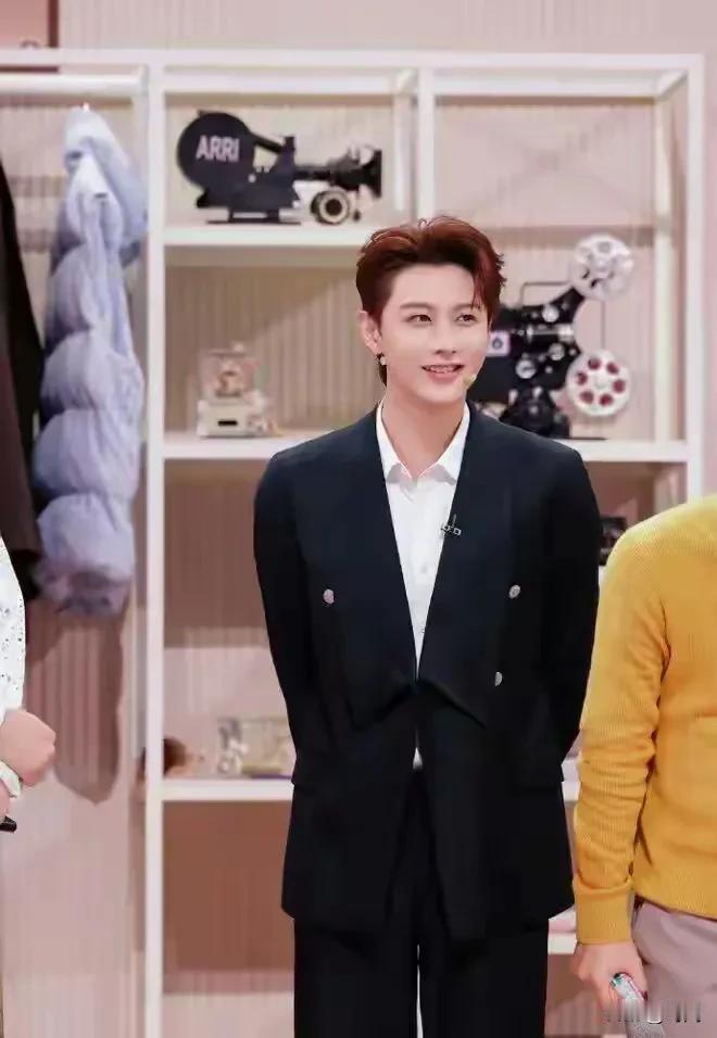 “短剧男神”何健麒被一女子举报吸毒，还被警方带走调查，导致其出演于正导演的正剧名