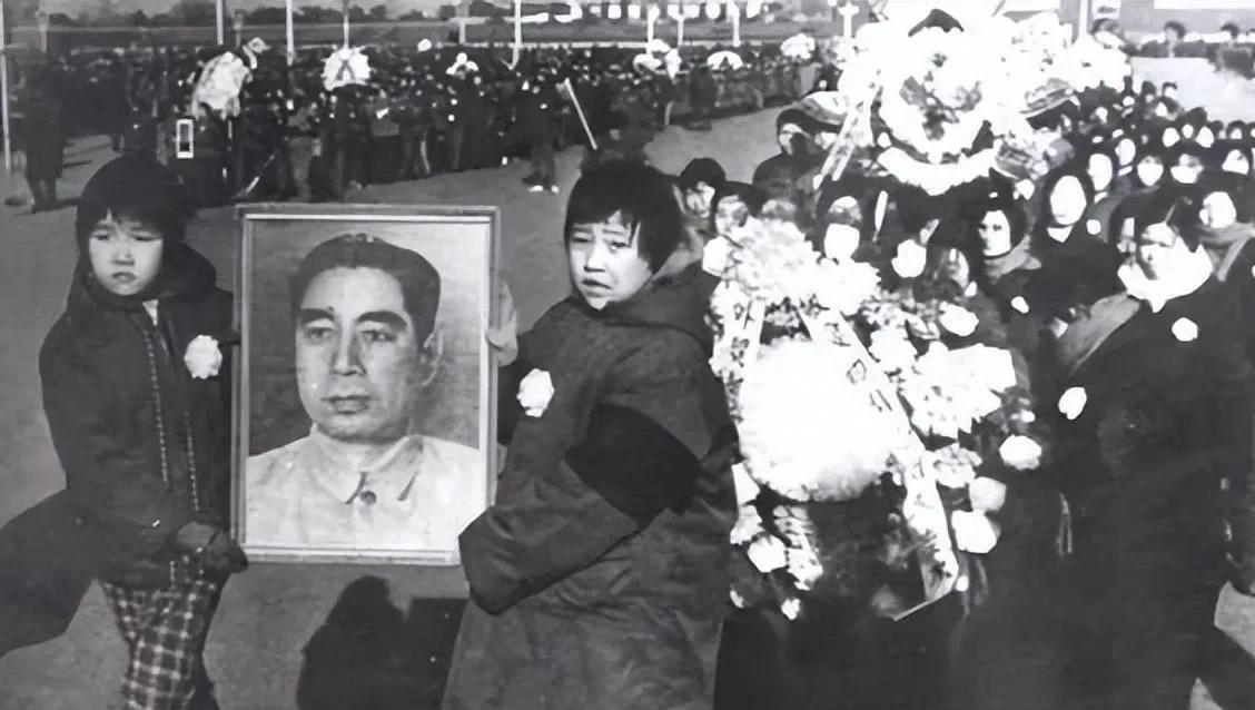 1976年1月，周恩来总理因病逝世，全国人民陷入巨大的悲痛中。在讨论周恩来总理的