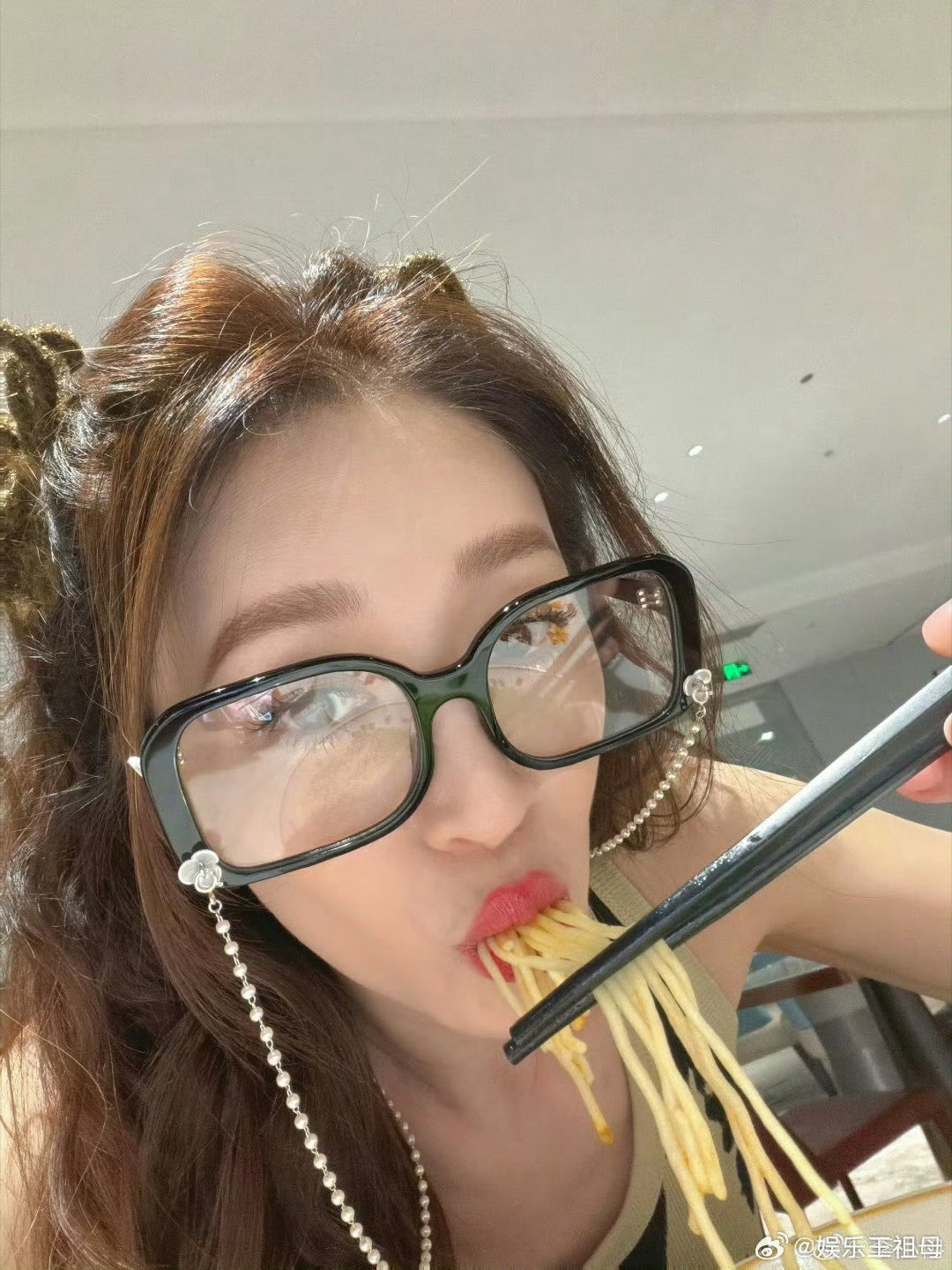 李小冉说在浪姐每天吃的东西全都一样李小冉说浪姐每天吃的都一样录好六的李小冉吃粉