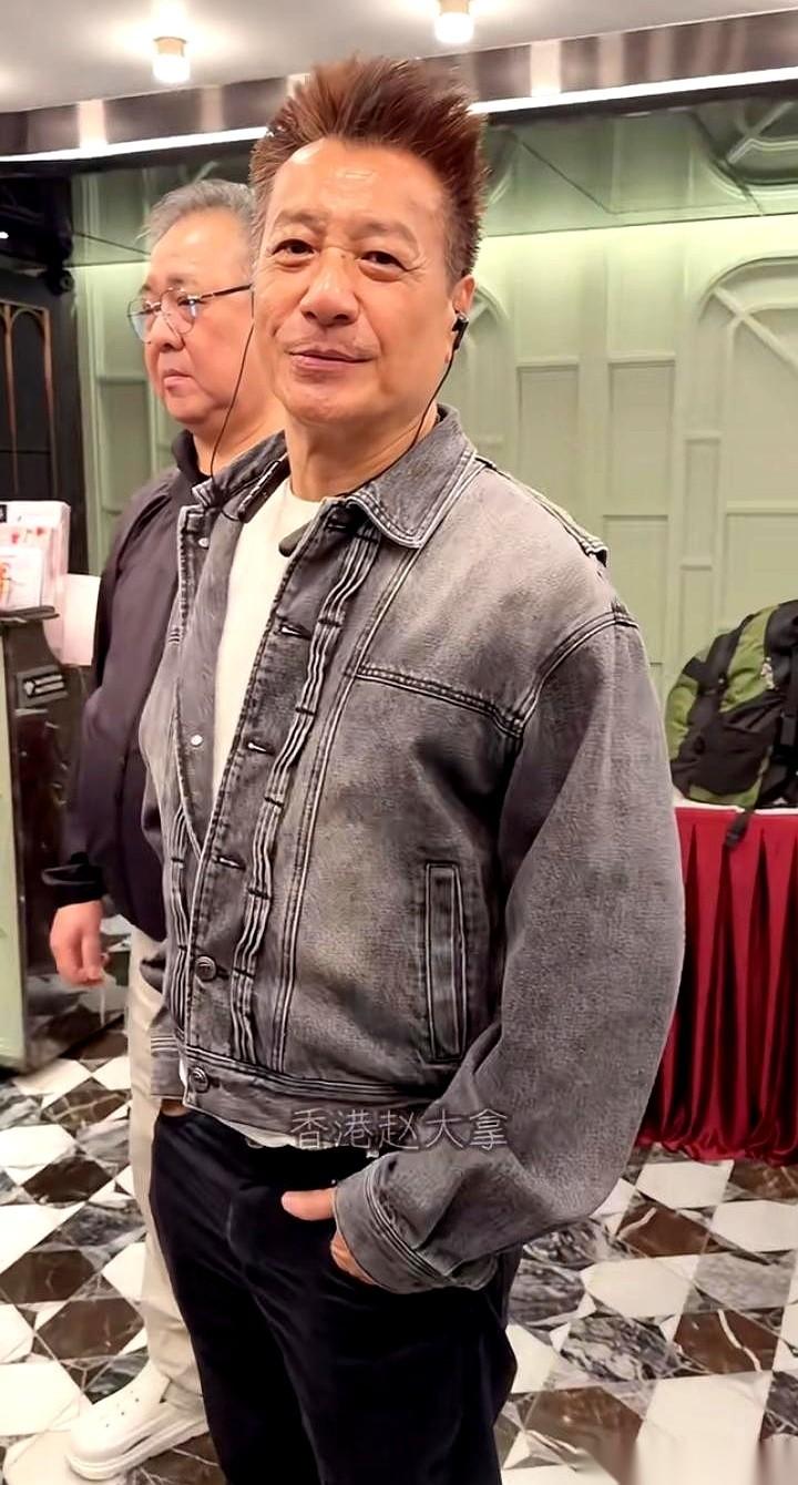 刷到石修的照片，我人傻了。78岁了。头发比我还多。讲真的，我对着镜子瞅了瞅