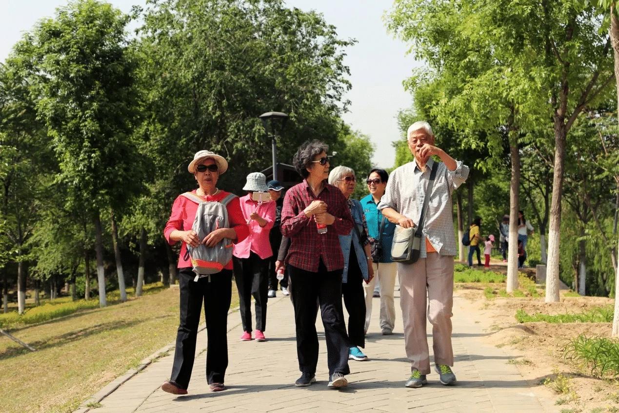 老同事退休当天删光微信，领导想交接扑了个空！是绝情还是人间清醒？上午办完退休