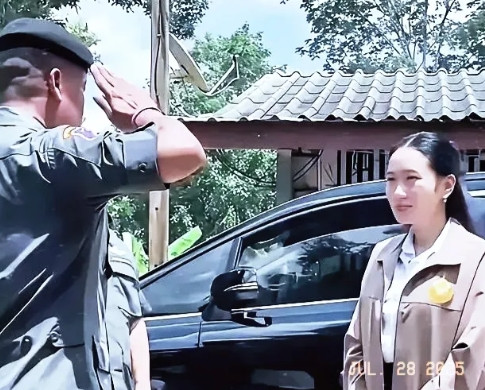 现在的佩通坦，终于可以安心入睡了。她大概没预料到，在“录音风波”之后亲赴边境与