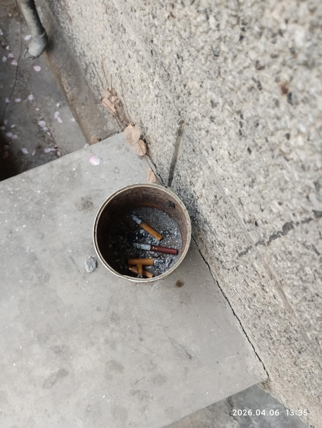 地点:上海某康复医院到上海某康复医院进行心脏肢体康复，发现在医院的厕所里、楼梯