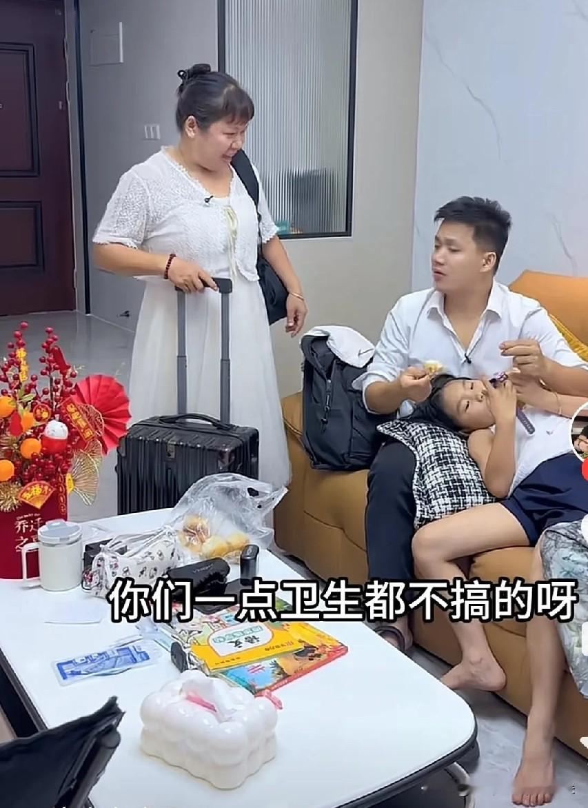 保姆休完两天假期，准时回到雇主家里，进门就跟男主人打招呼：“老板，我回来了。”男主人随口应了一声，立