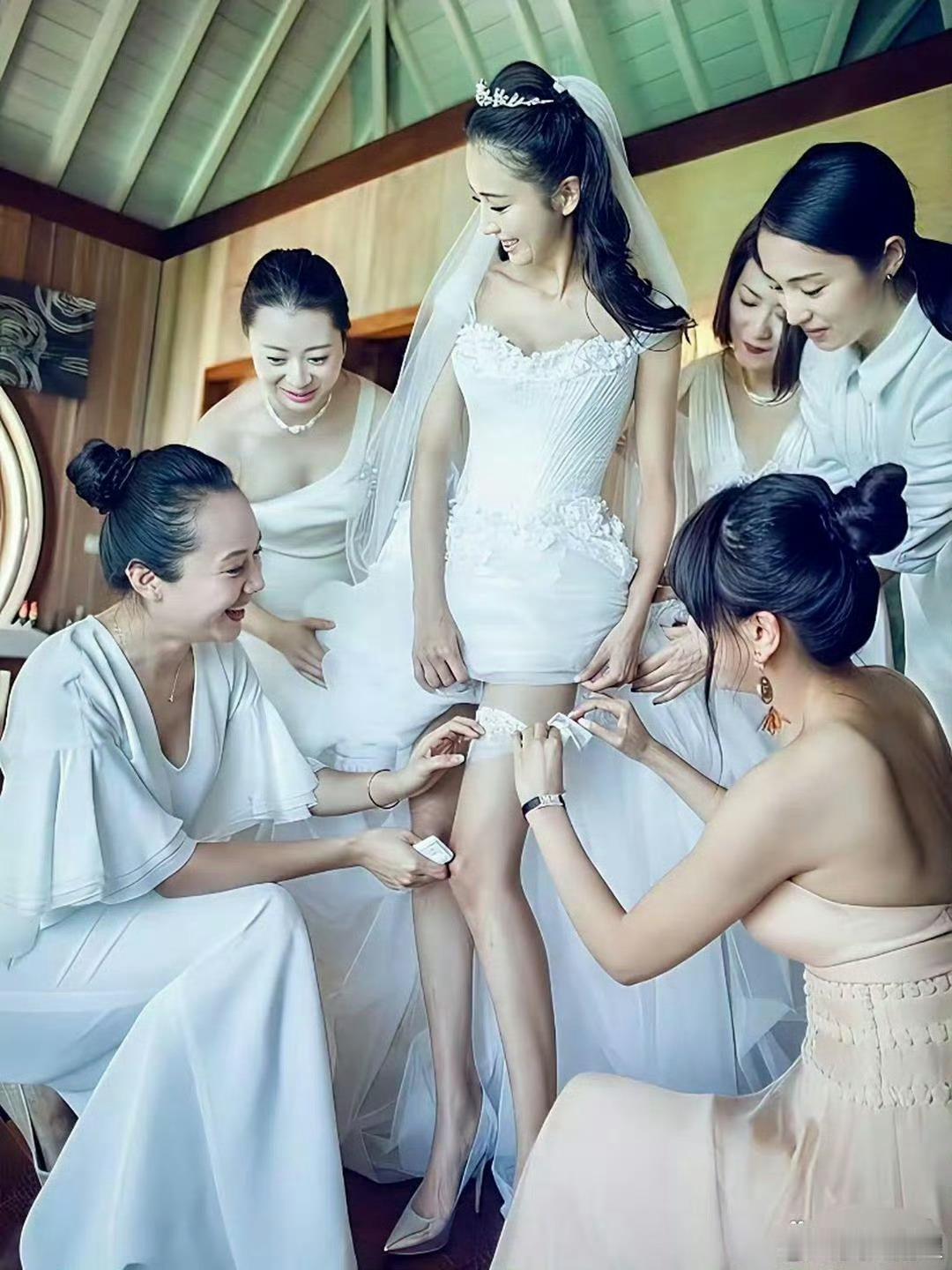佟丽娅的婚礼董璇也在旁边